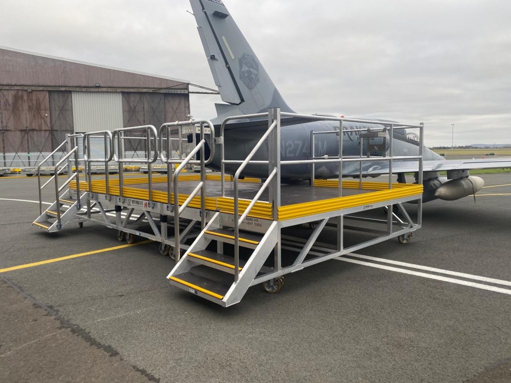 Mobile Tail dock access platform for aircraft maintenance