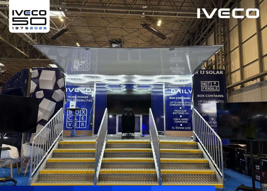 Access steps to an exhibition trailer made from aluminium and modular